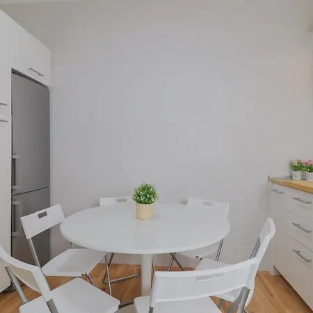 C102 - Huge And Stylish 5 Bedroom By The Center *